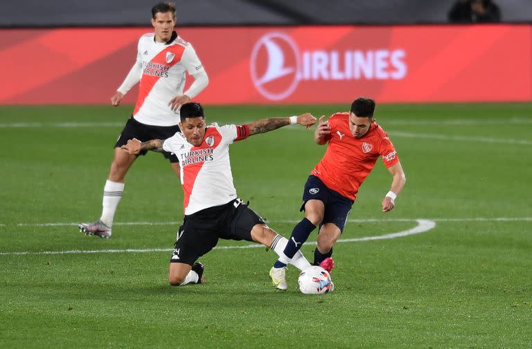 Velasco quiere, Enzo Pérez no lo deja, en el gris River-Independiente, una síntesis del campeonato