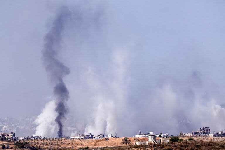 Esta fotografía tomada desde el lado israelí de la frontera con la Franja de Gaza el 10 de noviembre de 2023 muestra ondas de humo tras el bombardeo israelí de Gaza