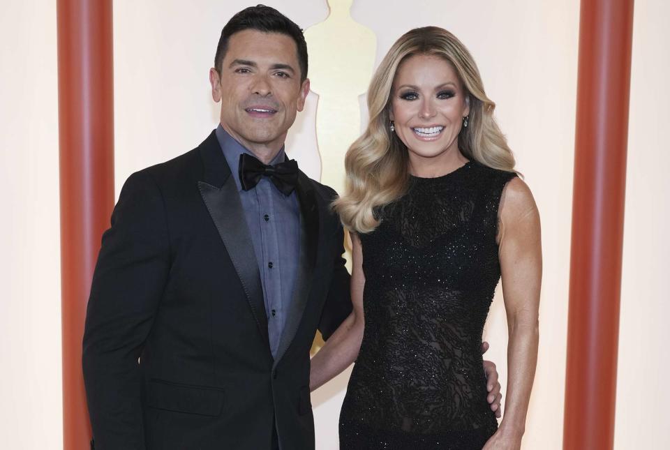  Kevin Mazur/Getty Kelly Ripa and Mark Consuelos