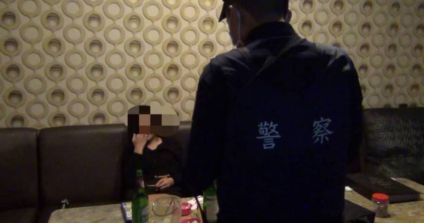 台東警方破獲一處小吃店雇用中國籍女子陪酒，全案移請台東地方檢察署偵辦。（圖／翻攝畫面）
