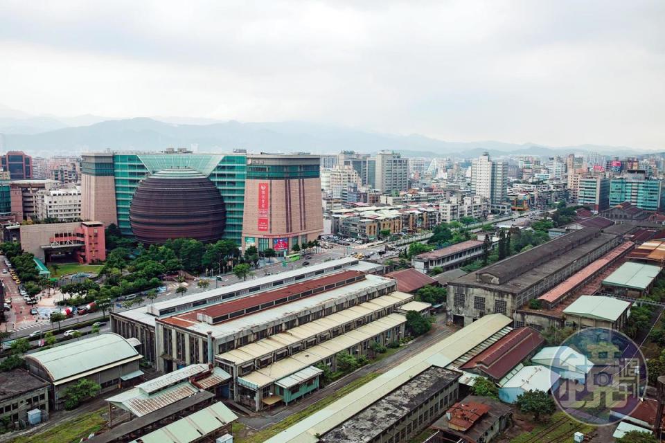 京華城開幕18年卻慘淡經營，市場盛傳原因之一是緊鄰的台北機廠長年閒置未活化，阻斷商場與信義區人潮的連結。