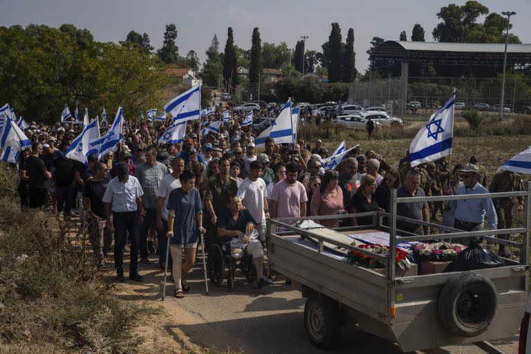 Funeral de uno de los muertos a manos de Hamas en el kibutz Be'eri, en Israel. (AP/Petros Giannakouris)