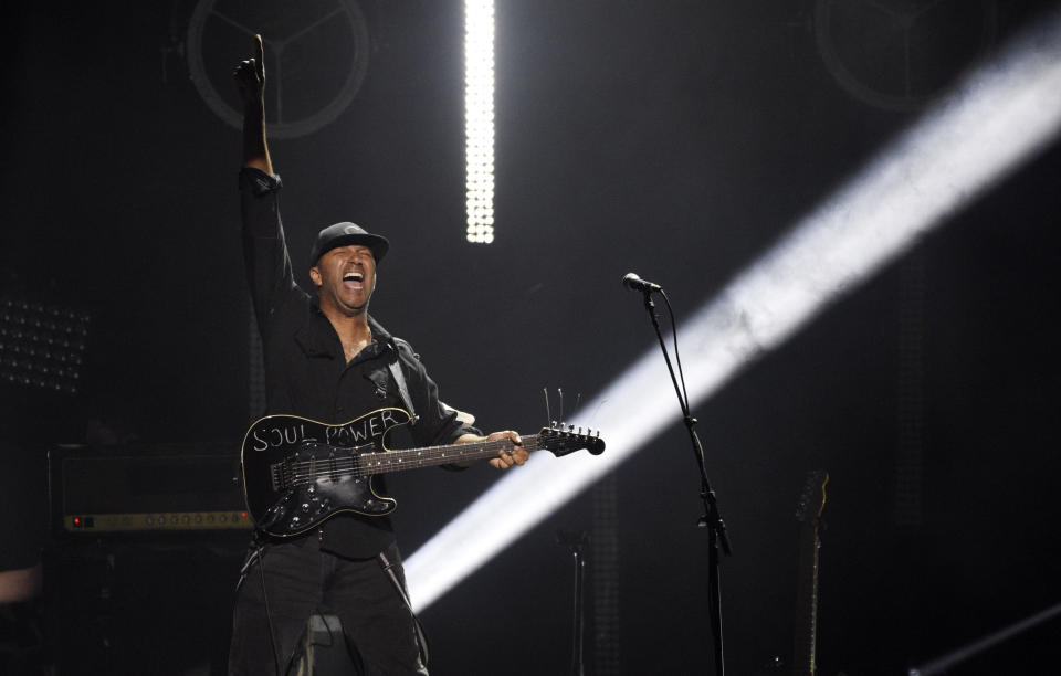 Tom Morello de Audioslave toca durante un concierto en memoria del difunto rockero Chris Cornell, "I Am The Highway: A Tribute to Chris Cornell", el miércoles 16 de enero del 2019 en The Forum, en Inglewood, California. (Foto por Chris Pizzello/Invision/AP)