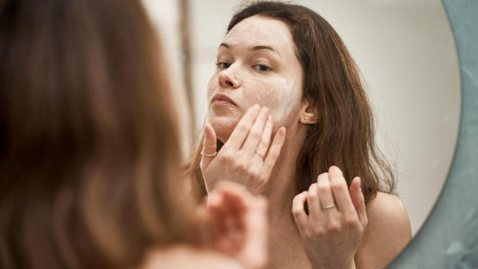 Aseguran que este limpiador facial combate el acné y deja una sensación fresca y suave. (Foto: Getty)
