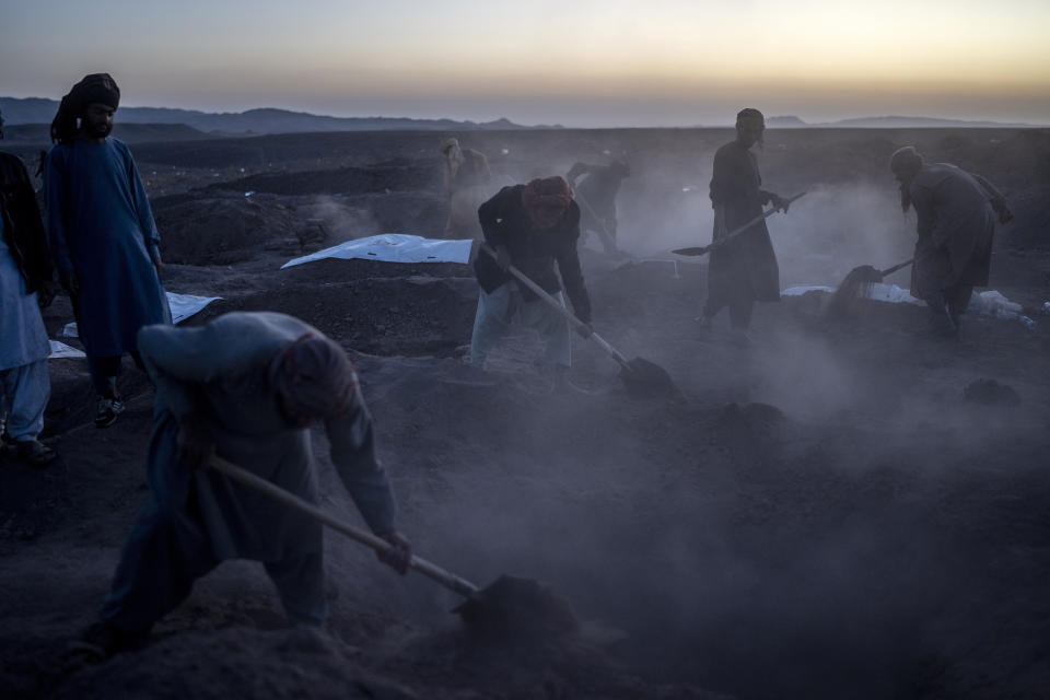 Afganos entierran a cientos de víctimas mortales que un sismo, en el exterior de una aldea en el distrito de Zenda Jan, en la provincia de Herat, Afganistán, el 9 de octubre de 2023. (AP Foto/Ebrahim Noroozi)