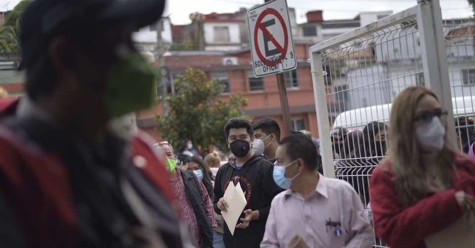 Este lunes inició la vacunación contra covid-19 entre jóvenes de 15 a 17 años. Por lo que desde temprana hora, cientos de adolescentes acompañados de sus familiares, se congregaron afuera del complejo Omega en Xalapa.