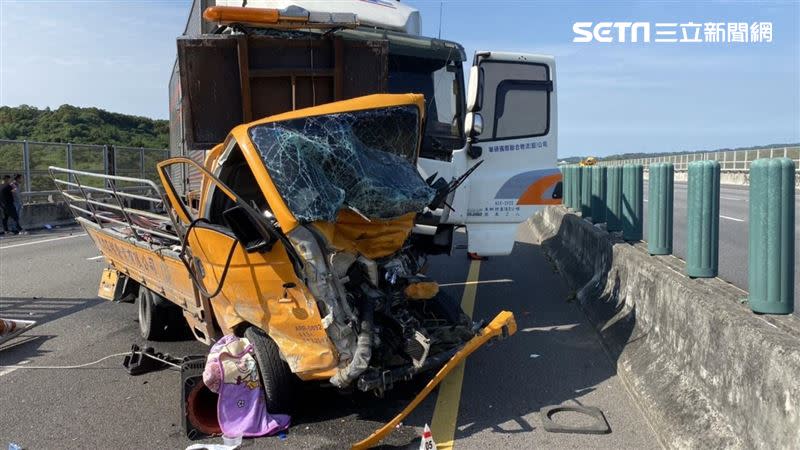 大貨車行經國三南下苗栗段撞工程車，造成工人2死2傷。（圖／翻攝畫面）