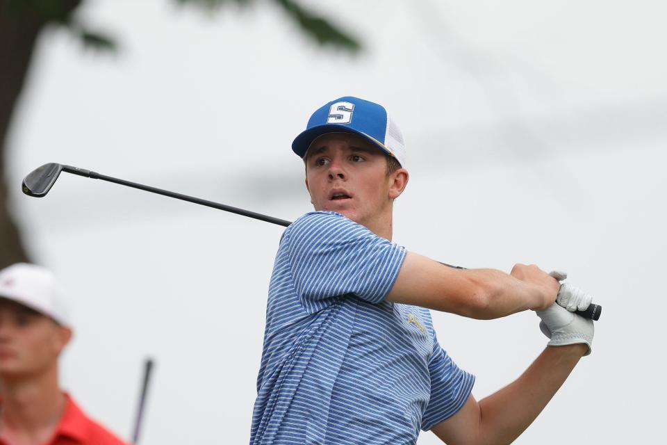 Grant Gudgel de Stillwater High School aterriza en el segundo hoyo durante la ronda final del Campeonato Estatal de Golf Masculino 6A en Bailey Ranch Golf Glub el martes 9 de mayo de 2023 en Owasso, Ok. 