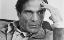 Sein Meisterwerk "Die 120 Tage von Sodom" gilt als einer der umstrittensten Filme der Geschichte: Kurz vor Veröffentlichung des Films, der allegorisch den Faschismus verarbeitet, wurde Regisseur Pier Paolo Pasolini (1922-1975) ermordet. Die Umstände seines Todes - Pasolini war überzeugter Kommunist, noch dazu schwul - wurden nie wirklich aufgeklärt. (Bild: Evening Standard/Hulton Archive/Getty Images)