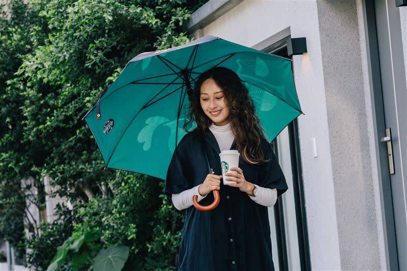 星巴克星座雨傘系列有風、水、火、土四個星座象限詮釋設計，復刻星巴克第一代星座杯圖樣。（圖／品牌業者提供）