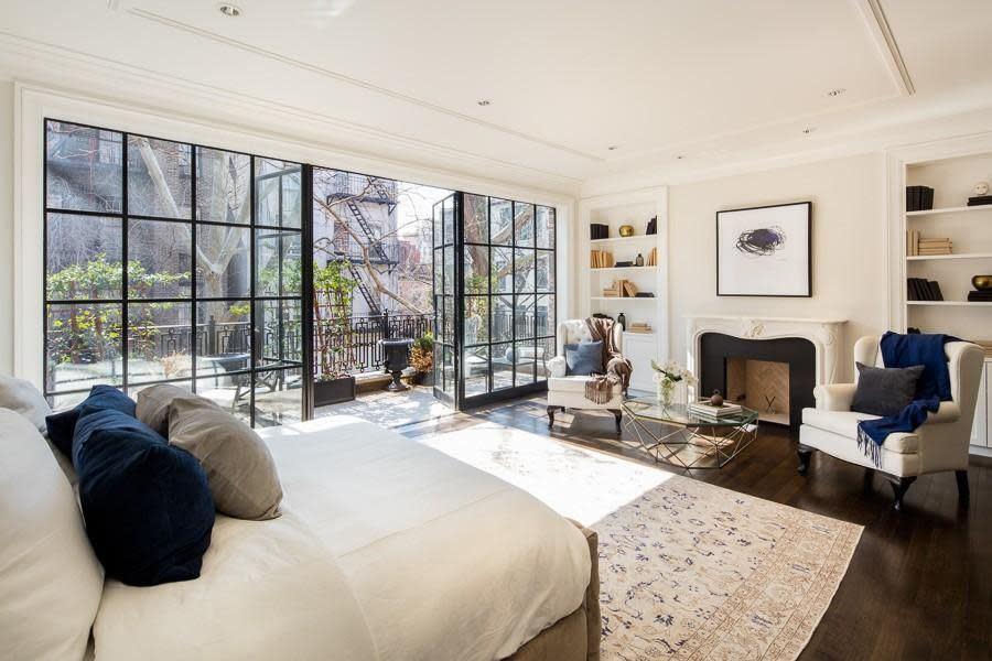 <br>Oversized windows are a feature throughout the home to make the most of the natural lighting - and the expansive views with span from the Freedom Tower to the South and the Empire State Building to the North.