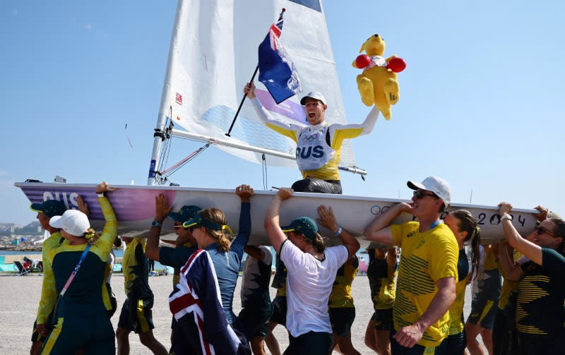 FOTO DE ARCHIVO: Matt Wearn de Australia celebra después de ganar el oro.