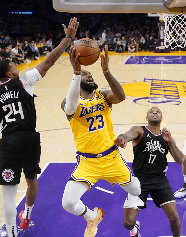 LeBron James, Lakers hold off Clippers in overtime to snap 11-game skid in  rivalry - Yahoo Sports
