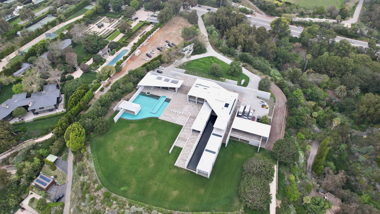 Beyonc&#xe9; and Jay-Z purchase $200 Malibu mansion. (Photo: Backgrid)