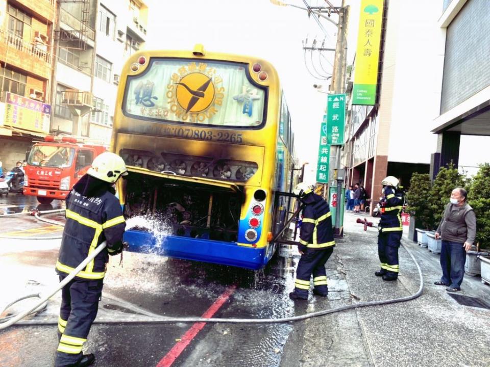 高雄鳳山商工校車冒煙起火 ，司機與學生緊急下車逃生無人受傷。（記者鐘敏綺／ 翻攝）。