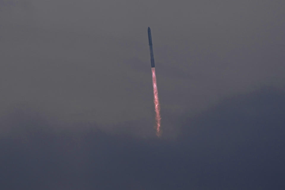 El megacohete Starship, de SpaceX, inicia un vuelo de prueba tras su despegue desde Starbase en Boca Chica, Texas, el jueves 14 de marzo de 2024. (AP Foto/Eric Gay)