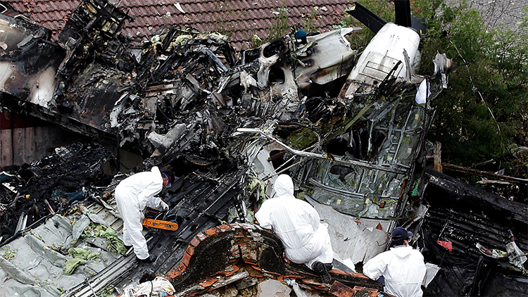 Aviation Safety Council personnel examine the wreckage of TransAsia Airways flight GE222 on the Taiwan's offshore island Penghu, July 24, 2014. The leaders of rivals China and Taiwan expressed condolences on Thursday for victims of a TransAsia Airways turboprop plane that crashed during a thunderstorm the previous day killing 48 people including two French nationals. Photo: Reuters