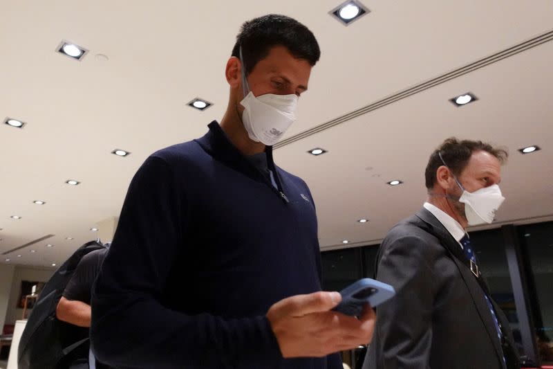 El tenista serbio Novak Djokovic camina en el aeropuerto de Melbourne antes de abordar un vuelo, después de que el Tribunal Federal confirmara la decisión del gobierno de cancelar su visa para jugar en el Abierto de Australia, en Melbourne, Australia