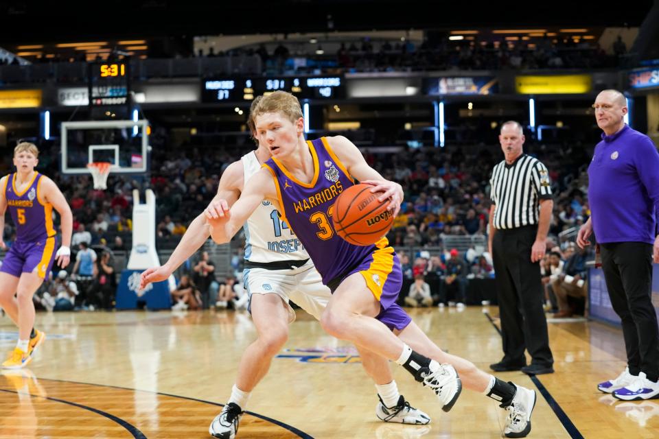 Scottsburg Warriors guard Kody Clancy (32) drives the lane against the South Bend St. Joseph Huskies on Saturday, March 30, 2024, during the IHSAA boys basketball Class 3A state championship game at Gainbridge Fieldhouse in Indianapolis. The Scottsburg Warriors defeated the South Bend St. Joseph Huskies 67-57.