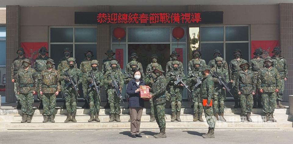 蔡總統春節勞軍：堅守崗位 讓大家安心過年。（中央社）