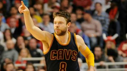 Matthew Dellavedova indicates the length of his new deal.