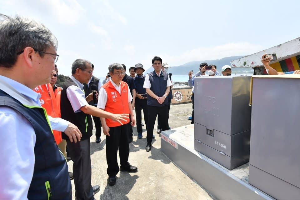 行政院長陳建仁視察蘭嶼小犬颱風後住宅修繕、拼板舟修護及電力(路燈、電纜)修復情形。