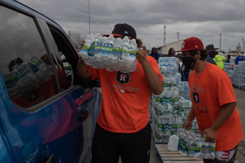 Volunteers give water to residents affectred by unprecedented winter storm in Houston, Texas