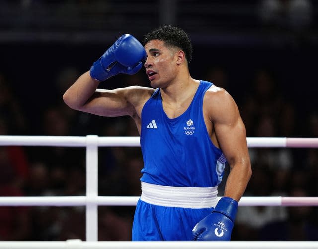 Super heavyweight Delicious Orie in the boxing ring, dressed in blue. 