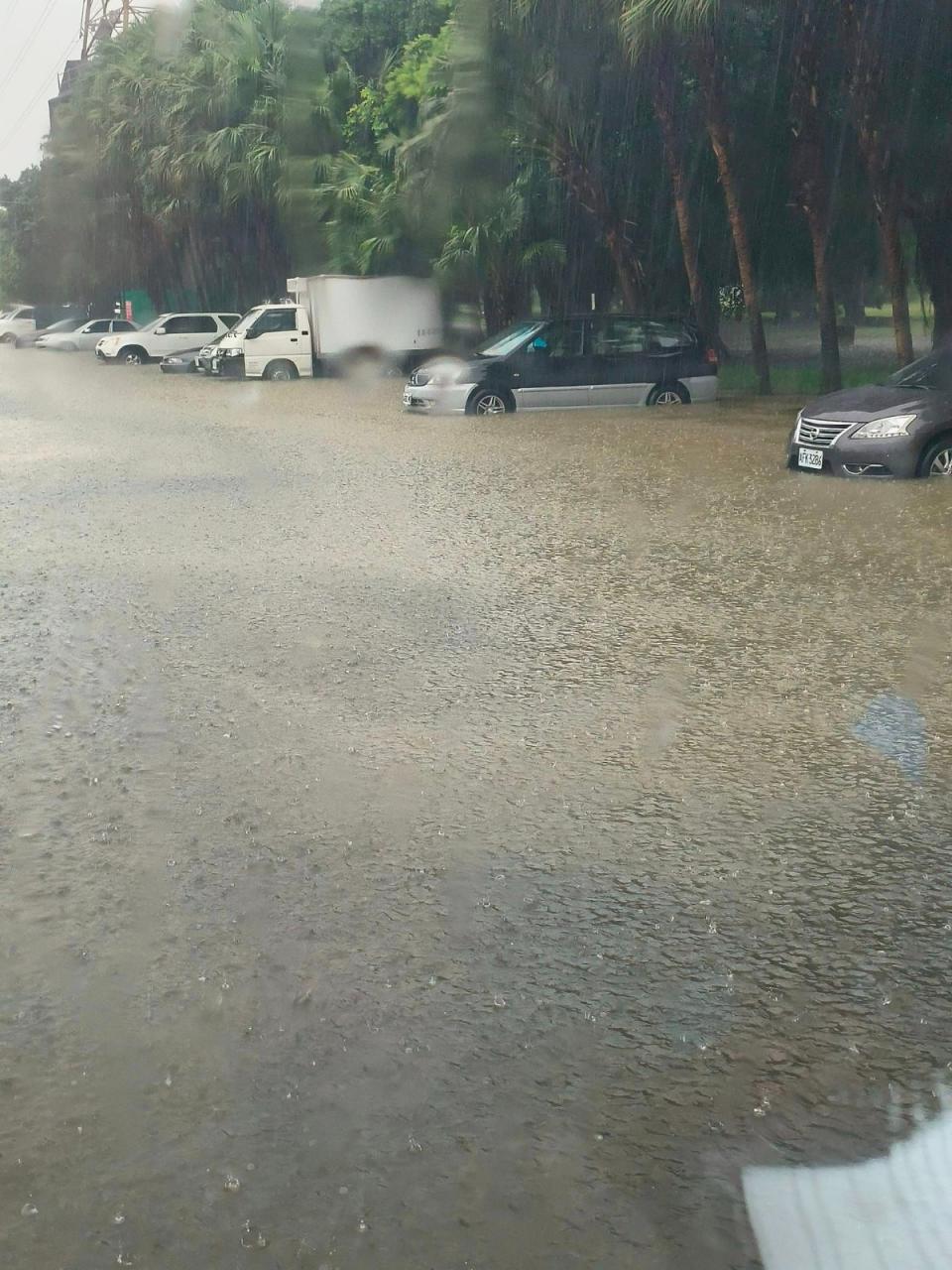 綠寶石環河路停車場 J 區淹水。取自臉書我是永和人