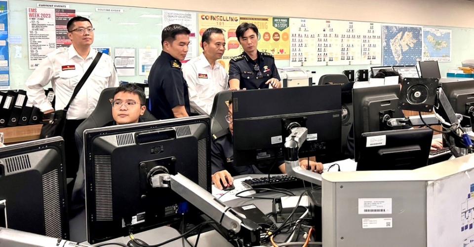 《圖說》李清安觀摩新加坡勤務派遣中心運作。〈消防局提供〉