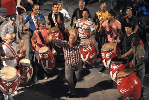 Julio Sosa 'Kanela', un bailarín de 79 años conocido por desfilar vestido de mujer en el carnaval uruguayo, es considerado un emblema de esta fiesta, que se enorgullece de ser la más larga del mundo, con 40 días de duración. (AFP | Miguel Rojo)