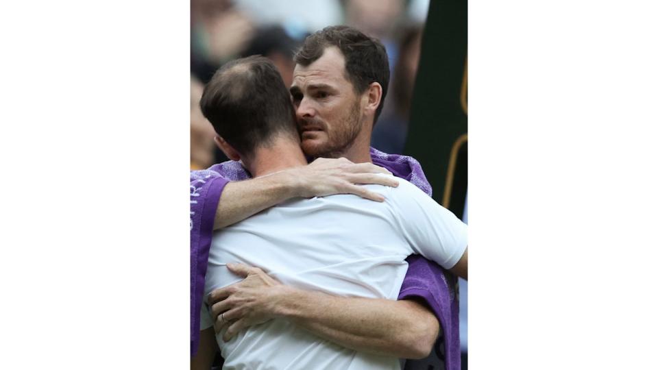 Andy Murray and Jamie Murray hugging