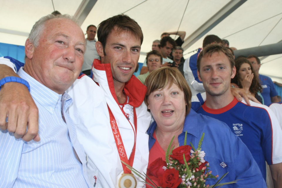 Mark在北京與他的母親、父親和弟弟Ross慶祝贏得2008年奧運金牌 。（Mark Hunter提供）