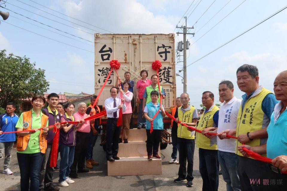 ▲護聖宮「愛心貨櫃車」開抵溪州鄉覆靈宮，開櫃後由志工們將愛心物資從貨櫃內搬出發放，領取物資的民眾大排長龍，讓偏鄉民眾感受滿滿的溫暖。（記者陳雅芳攝）