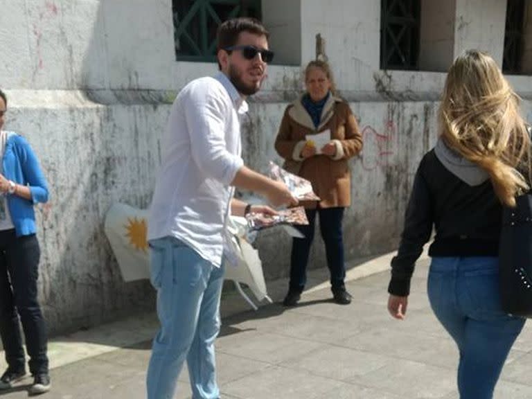 Facundo Galvan cuando repartía votos de Unidad Ciudadana