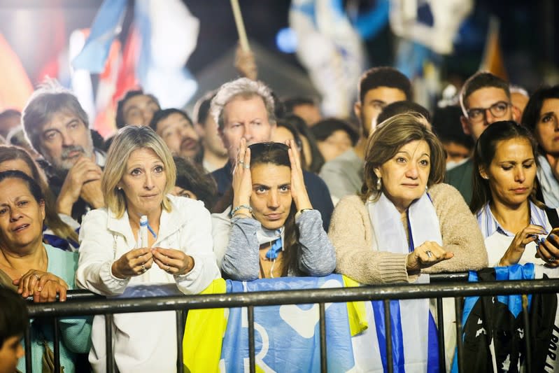 Partidarios del candidato presidencial del Partido Nacional, Luis Lacalle Pou, esperan los resultados después de la segunda vuelta de las elecciones, en Montevideo