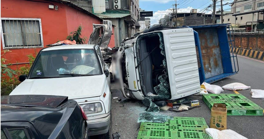 貨車送米途中因不明原因失控，連撞路邊3台車後翻覆，駕駛送醫後無礙。（圖／翻攝畫面）