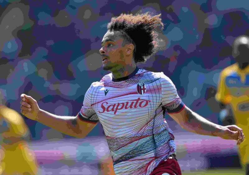 FROSINONE, ITALY - APRIL 07: Joshua Zirkzee of Bologna FC looks on during the Serie A TIM match between Frosinone Calcio and Bologna FC - Serie A TIM at Stadio Benito Stirpe on April 07, 2024 in Frosinone, Italy.(Photo by Giuseppe Bellini/Getty Images)