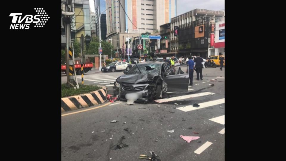 林姓男大生騎車遭後方轎車追撞噴飛，搶救後宣告不治。