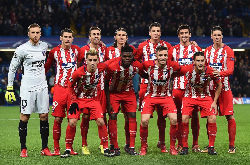 Alineación del Atlético que jugó en Londres contra el Chelsea en el último partido de la temporada en Champions League. En las camisetas se puede ver el nuevo escudo. Foto: EFE/ANDY RAIN