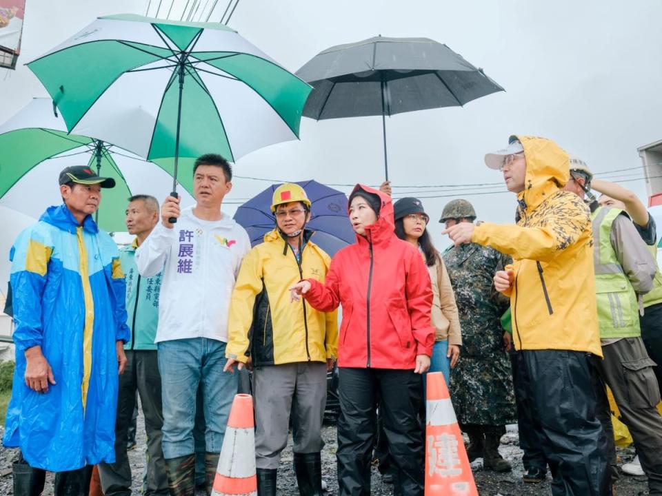 杜蘇芮颱風期間，許展維跟著縣長周春米了解防颱準備。（圖：許展維臉書）