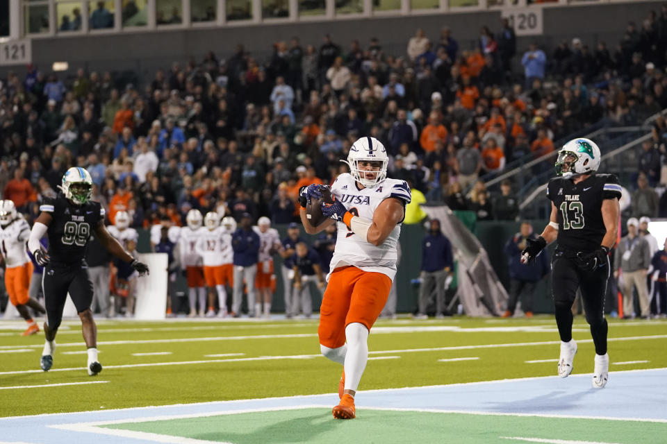 UTSA tight end Oscar Cardenas (9) pulls in a touchdown reception in the second half of an NCAA college football game against Tulane in New Orleans, Friday, Nov. 24, 2023. Tulane won 29-16. (AP Photo/Gerald Herbert)
