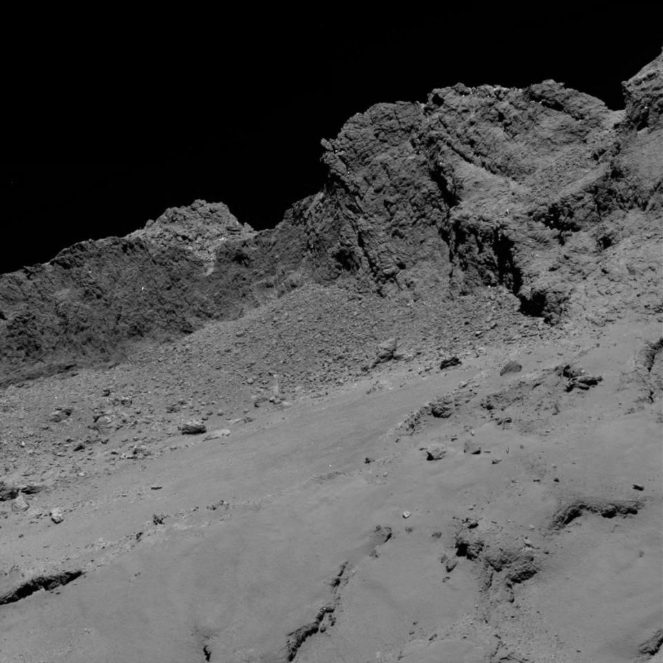 Rosettas Schmalwinkelkamera OSIRIS hat dieses Bild des Kometen 67P/Churyumov-Gerasimenko in einer Höhe von etwa 16 km über der Oberfläche während des letzten Abstiegs der Raumsonde am 29. September um 21:20 Uhr EDT (30. September um 01:20 GMT) aufgenommen.