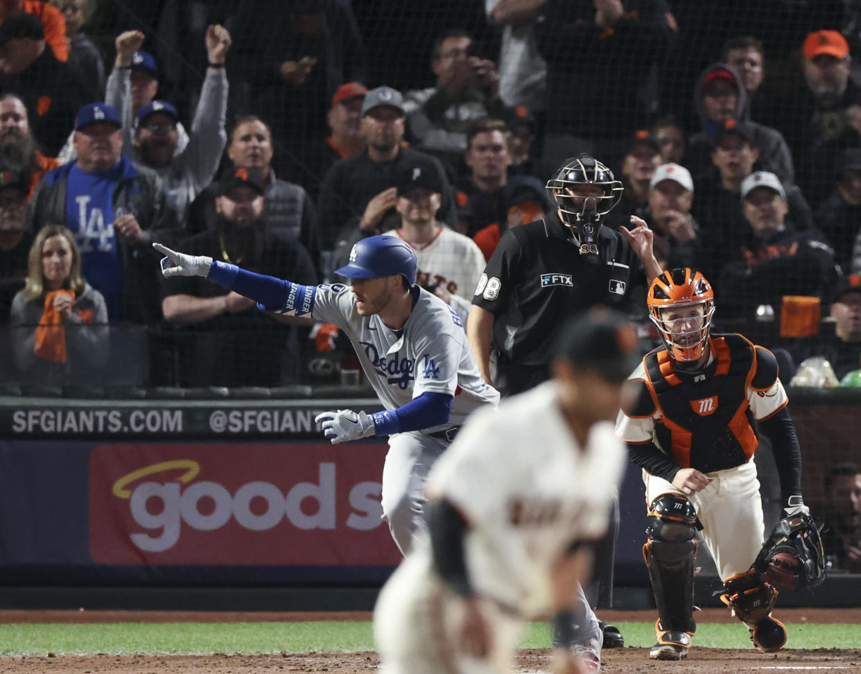 Dodgers first baseman Cody Bellinger raises his arm in excitement after hitting the go-ahead RBI single against the Giants.