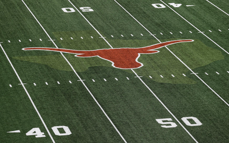 AUSTIN, TEXAS - 16 SEPTEMBER: Pemandangan logo Texas Longhorns dari tengah lapangan sebelum pertandingan antara Texas Longhorns dan Wyoming Cowboys di Stadion Memorial Darrell K Royal-Texas pada 16 September 2023 di Austin, Texas. (Foto oleh Tim Warner/Getty Images)