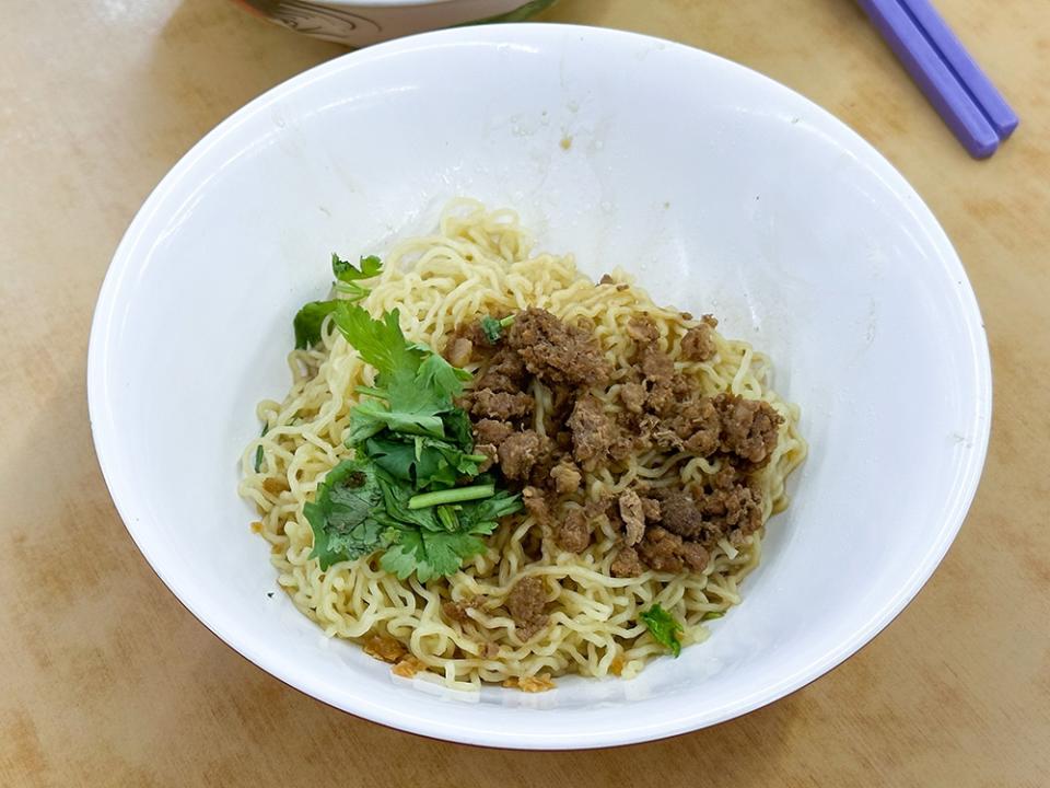 Be like their regulars and order the dry egg noodles that is served with minced pork.