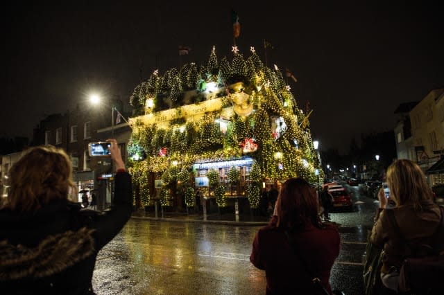 Kensington's The Churchill Arms Lights Up For Christmas