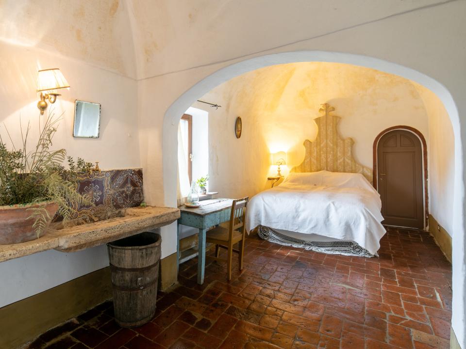 A bedroom with an archway.