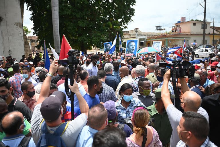 El presidente cubano Miguel Díaz-Canel participa de una manifestación de ciudadanos que demandan mejoras en el país, en San Antonio de los Baños, Cuba.