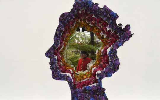 <p>A Chelsea pensioner is seen through a floral design of the profile of Queen Elizabeth at the Chelsea Flower Show in London on May 23, 2016. (Toby Melville/Reuters) </p>